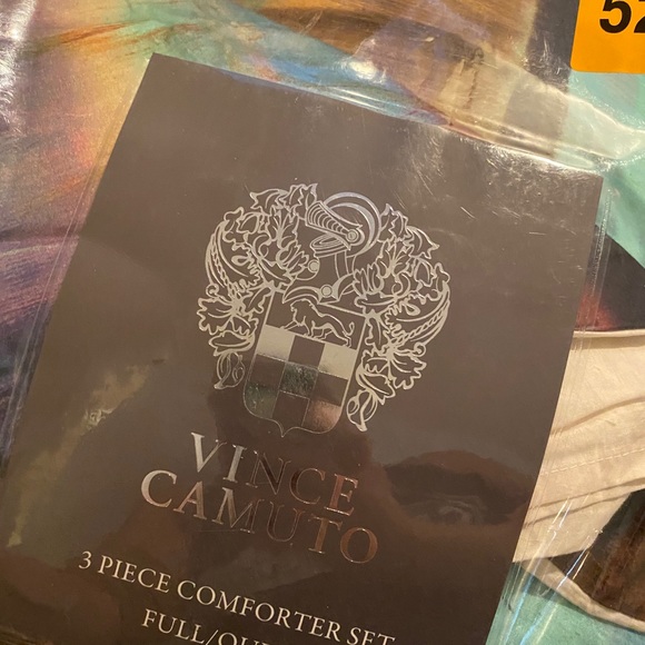 Vince Camuto full/queen bedding comforter - Picture 2 of 3